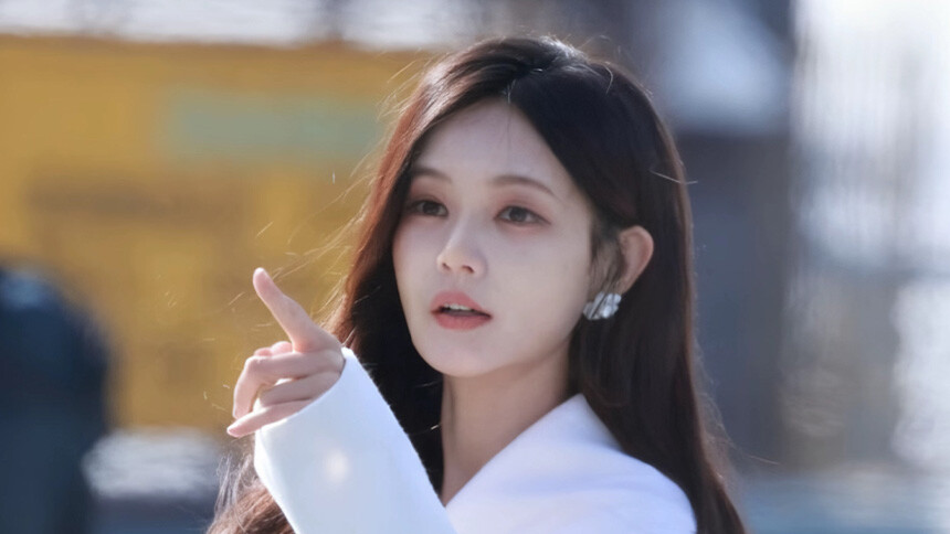 李一桐《美人余》片场路透 白色大衣显温柔气质