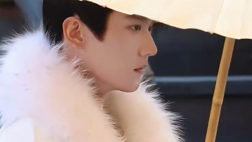 周柯宇《金吾不禁》古装路透 白衣撑伞尽显清冷气质