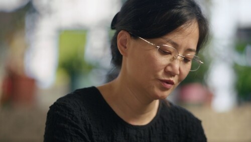 周爱英周爱玲老姐俩温馨互动