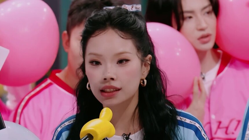 万妮达话筒怎么忘兜里了