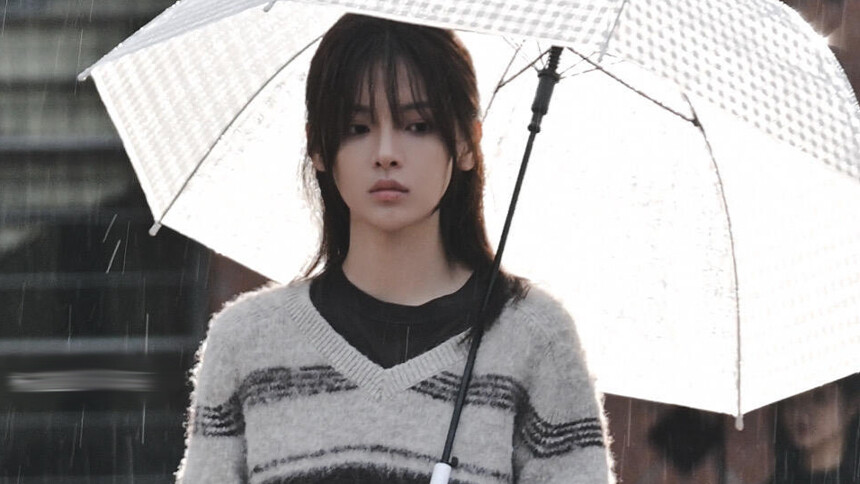 杨超越《今天是太阳雨》曝新路透 雨中撑伞故事感十足