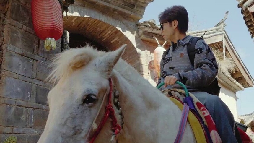 梗和人马上到！王铮亮骑马上班