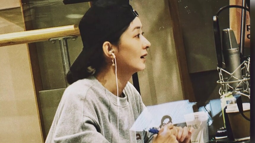 赵丽颖工作室分享配音工作照 录音棚内状态超投入