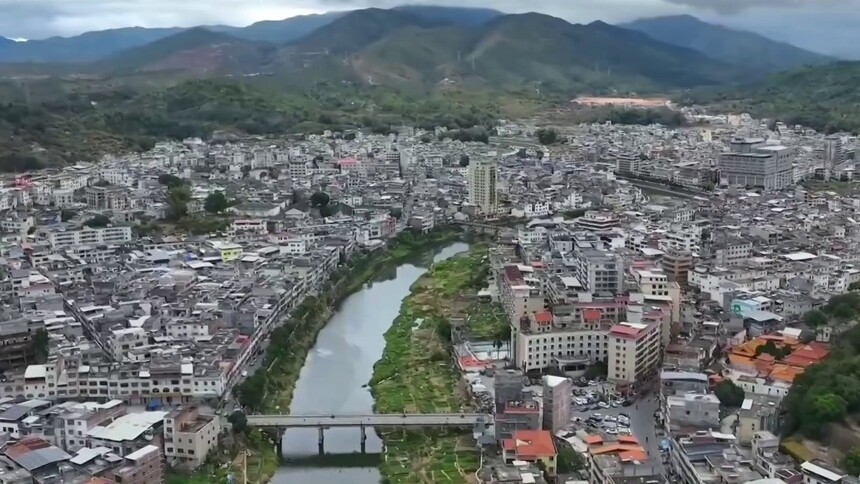 广东梅州：“美丽圩镇”绣出城乡融合发展新图景