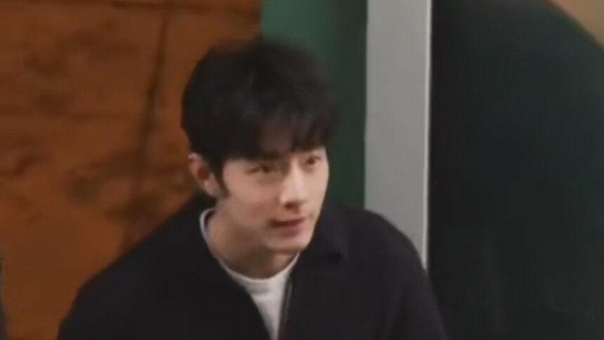 肖战姜妍《小城良方》路透 街头跺脚取暖烟火气十足