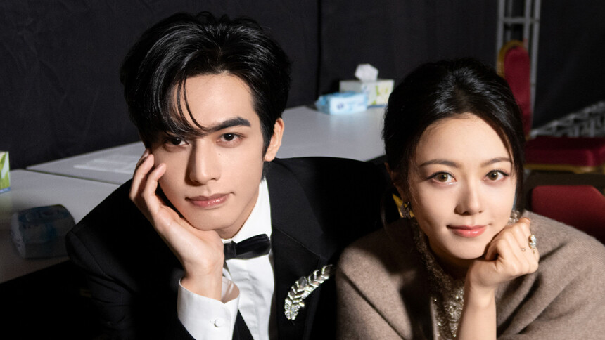 宋威龙赵今麦互拍拍立得 牵手摸头杀画风超甜