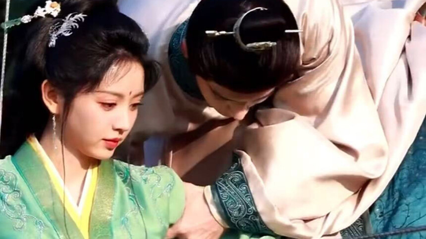 田曦薇闫桉《嫁金钗》路透 揽入怀中眼神拉丝甜度超标