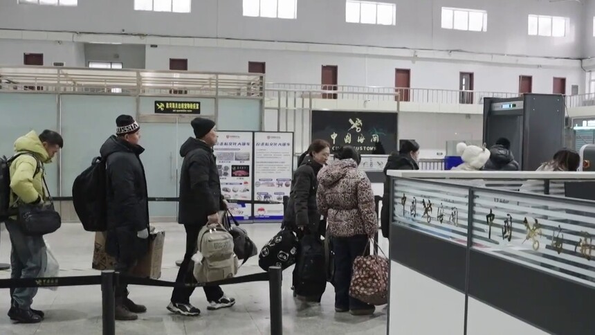 黑河口岸跨境客流迎来高峰