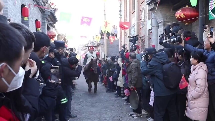 在太行古村策马奔腾 娘子关跑马排展非遗魅力
