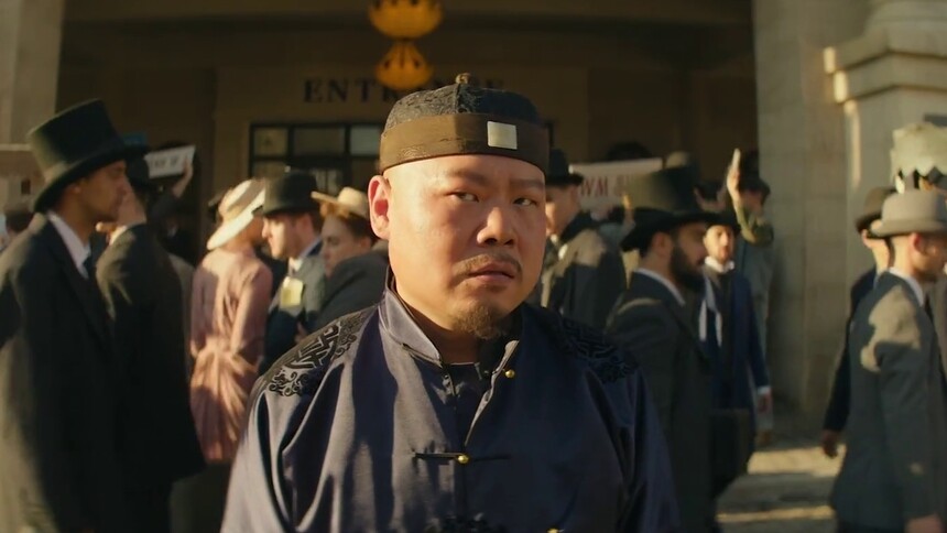 《唐探1900》初来“诈”到正片片段 费洋古和侍卫被骗露宿街头