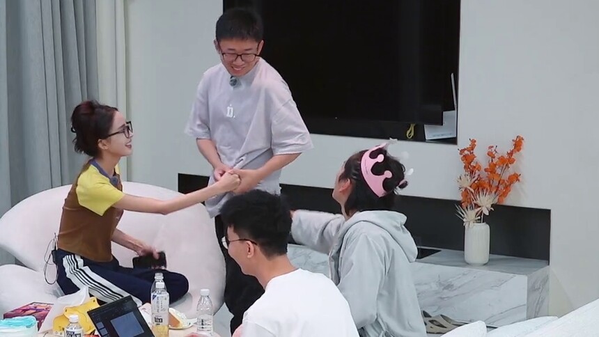 凑合玩儿队为王大陆庆生 全员齐力挽留杨迪