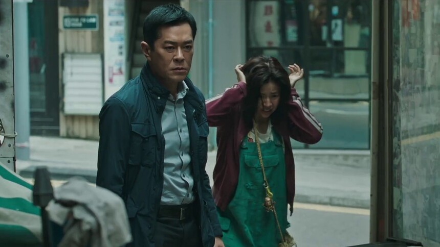 送给女儿的礼物竟出现在弱智女孩身上
