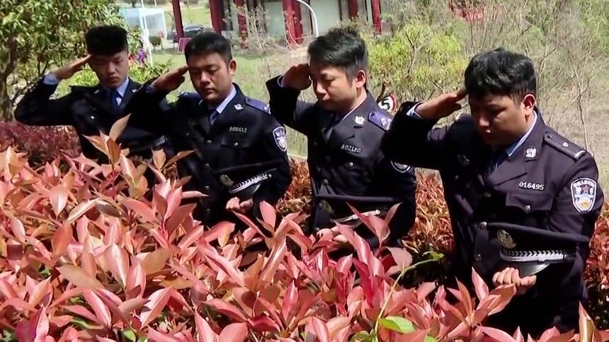 追思公安英烈李杨：看望老战友李杨 敬献鲜花寄托哀思