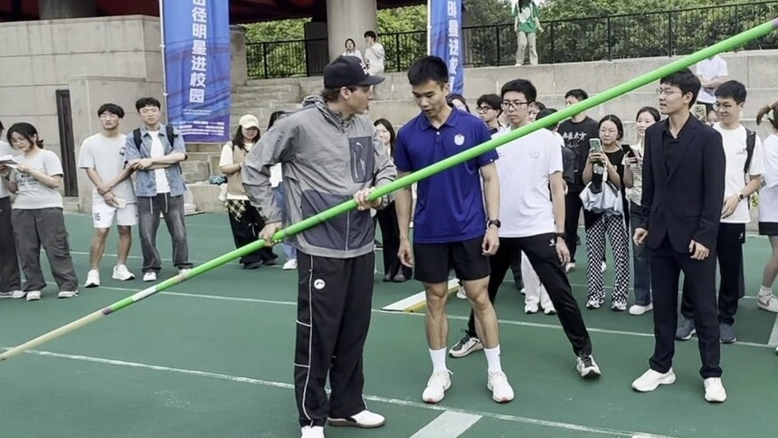 视频｜杜普兰蒂斯和肯德里克斯亲手教你撑杆跳高！等等……怎么好像少根杆？