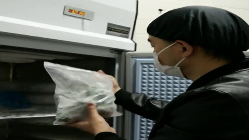 你点我检 多部门联合检查郴州第一中学食堂：食堂晨检记录完善 冰箱未做区分