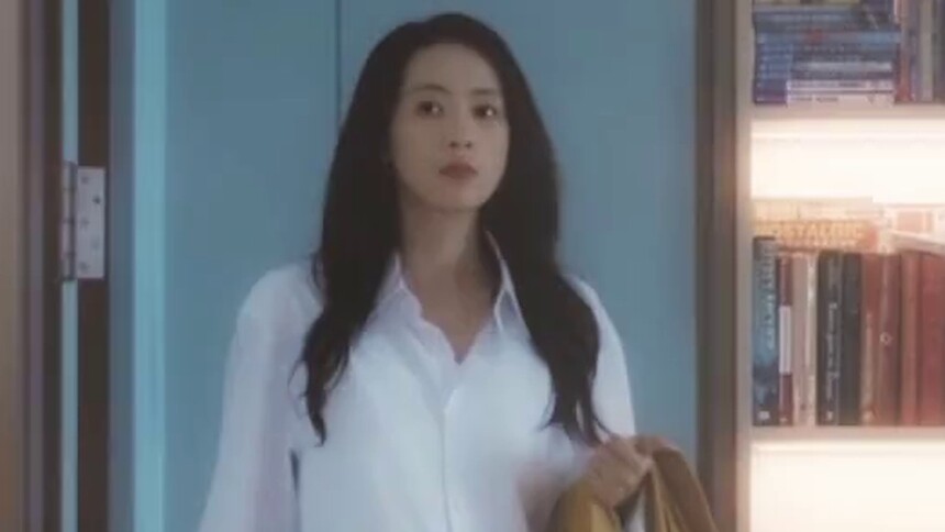 狗狗找到了躲在窗帘后的王焱