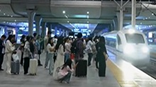 “五一”假期首日 铁路公路民航迎客流高峰