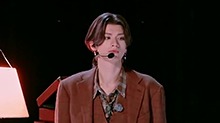 四公直拍：卡琳娜《哀人（i）》