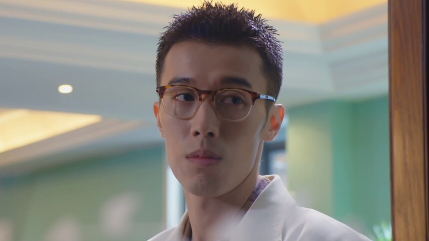 许镜侠靠在赵东城肩膀上落泪