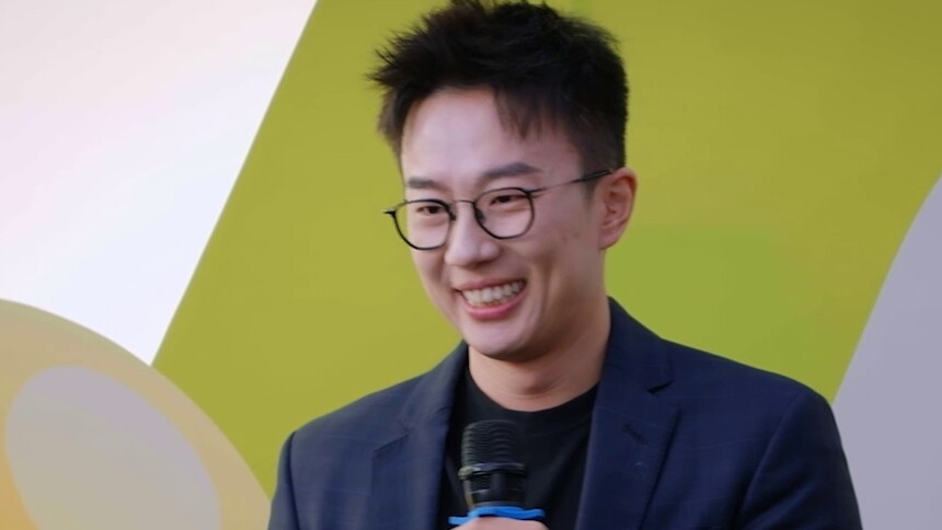 演讲PPT黑屏两次 董凡铭新品发布会淡定脱稿自信输出