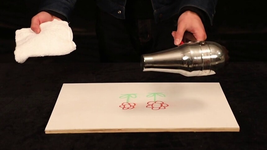 如何用吹风机去彩笔渍？