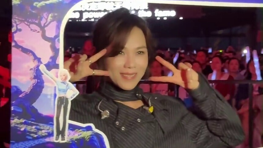 《无限X巡回演唱会-合肥站》动感地带芒果卡晒晒时刻：蔡健雅镜头签