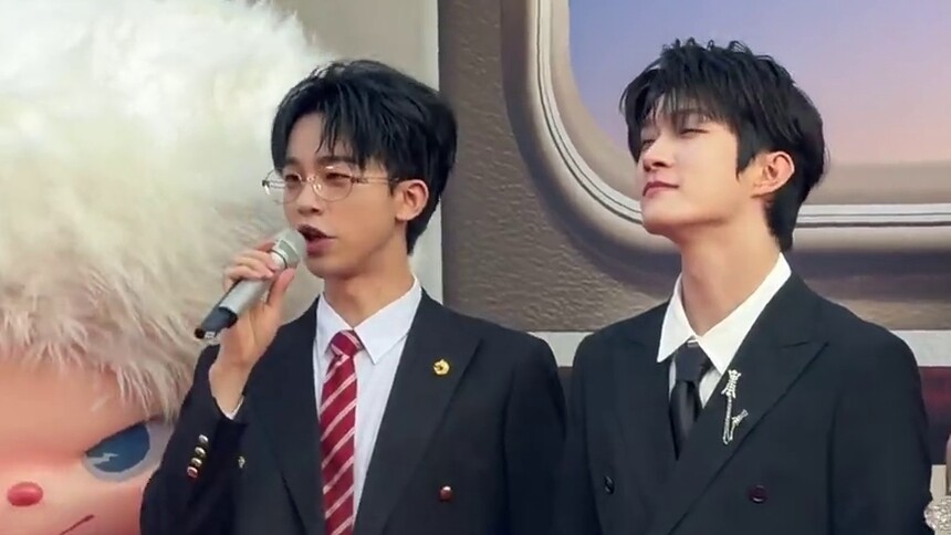 《2025-2026湖南卫视芒果TV跨年演唱会》动感地带芒果卡晒晒时刻：何运晨 曹恩齐亮相红毯