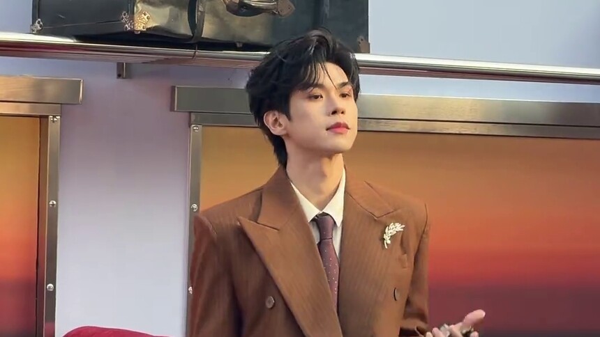 《2025-2026湖南卫视芒果TV跨年演唱会》动感地带芒果卡晒晒时刻：李晋晔红毯直拍