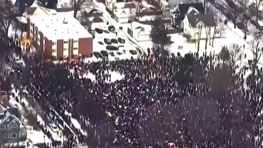 美国移民执法射杀女子案持续发酵 多家民权和移民团体呼吁在全美举行逾千场抗议活动