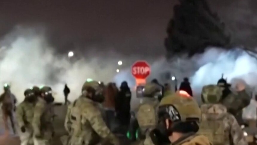 美国明尼阿波利斯：抗议者再次与执法人员发生冲突