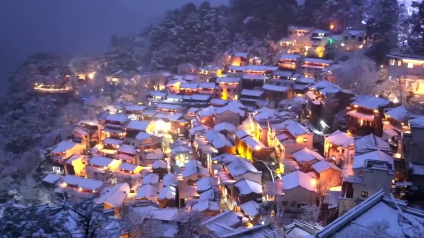 江西婺源：古村雪落美如画