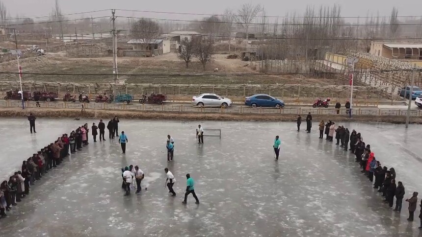 酷！在沙漠边缘来一场冰上“曲棍球”