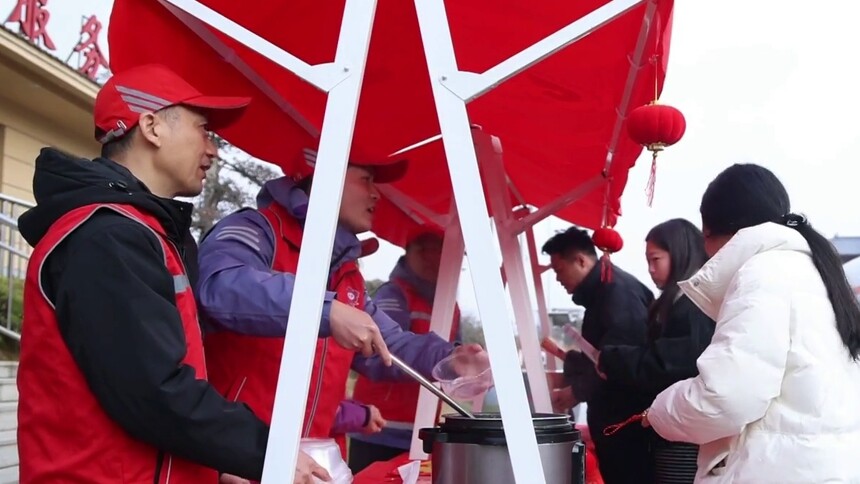 江西泰和：一碗腊八粥 温暖回家路