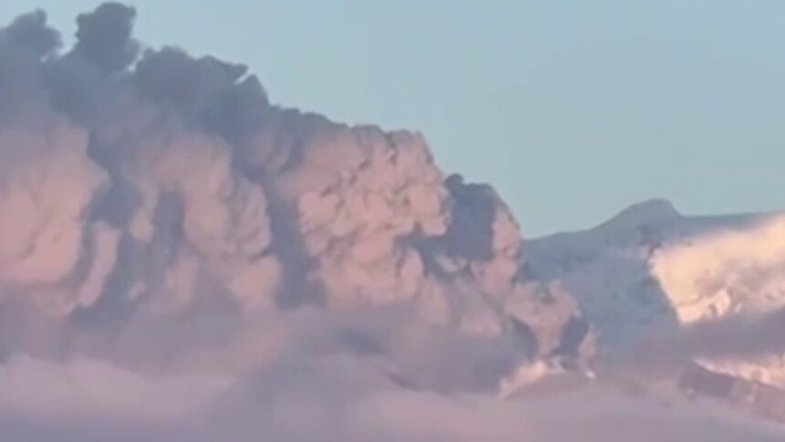 俄堪察加半岛希韦卢奇火山喷发