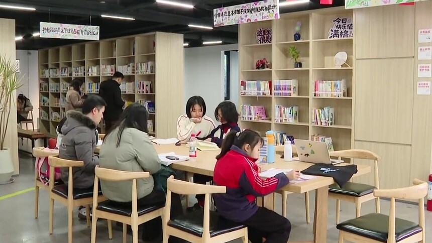 湖南：寒假逛书店 成长不停步