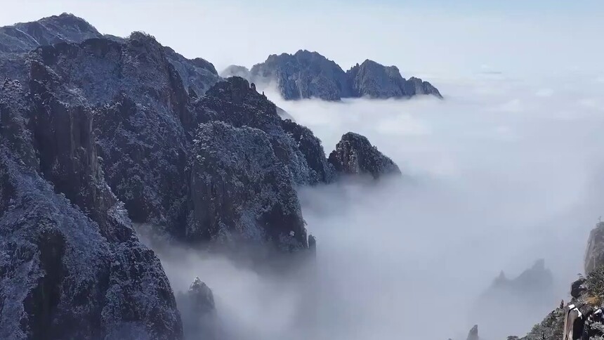 雪落黄山巅 云海入画来