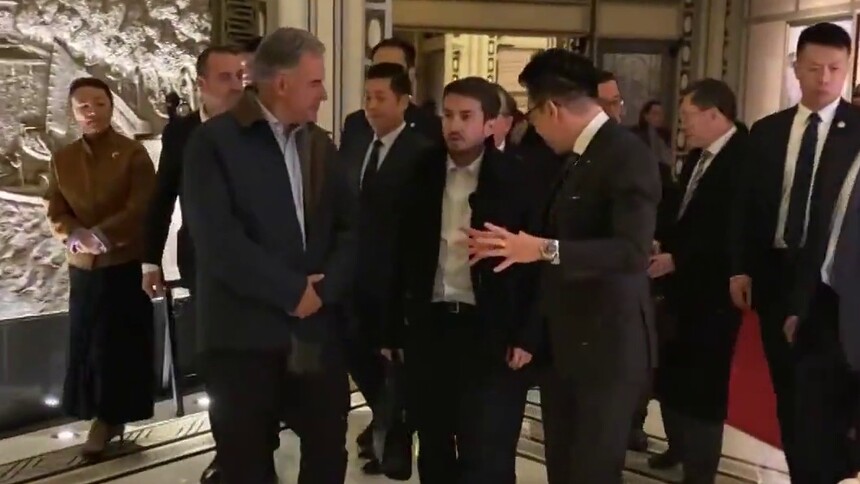 乌拉圭总统奥尔西抵沪，和平饭店老年爵士乐队奏响乌拉圭名曲迎接