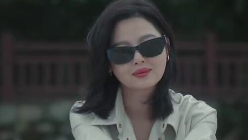 唐盈盈对康俊说要顺其自然，二人海边相拥告别