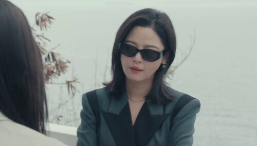 唐盈盈认为林小云不做律师，才是对法律的尊重