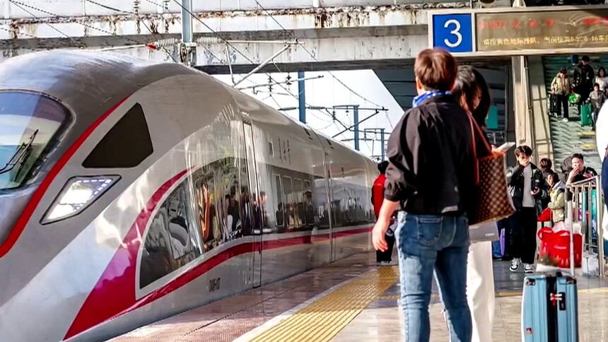 春运首周看变化 温暖守护回家路 首周全社会跨区域人员流动量超14亿人次