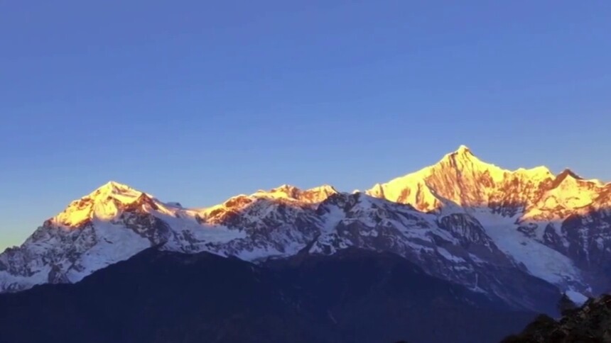 梅里雪山现马年首个“日照金山”