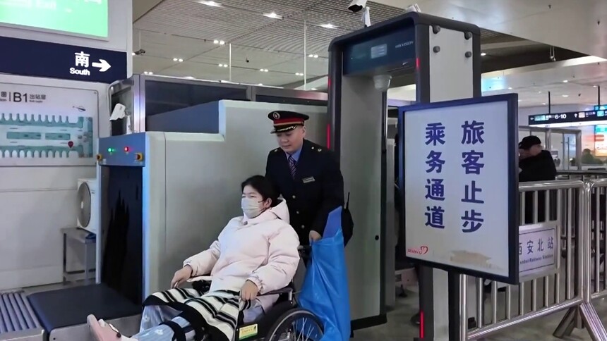 “轮椅哥”吴瑜：为旅客“搭一把手” 春运节奏 一天走出三万步