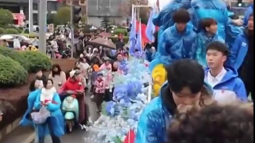 湘超冠军花车巡游新田 “永冲锋”精神燃动全城 和永州队一起打卡冠军荣耀
