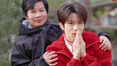 余承恩复刻童年照片