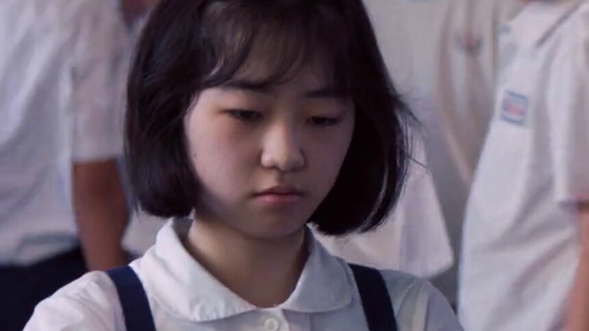 男孩为女孩买牛奶面包