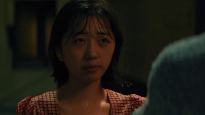 女孩被妈妈赶出家门