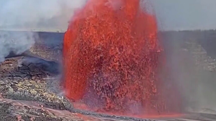 美国：夏威夷基拉韦火山喷发“熔岩喷泉” 高约300米