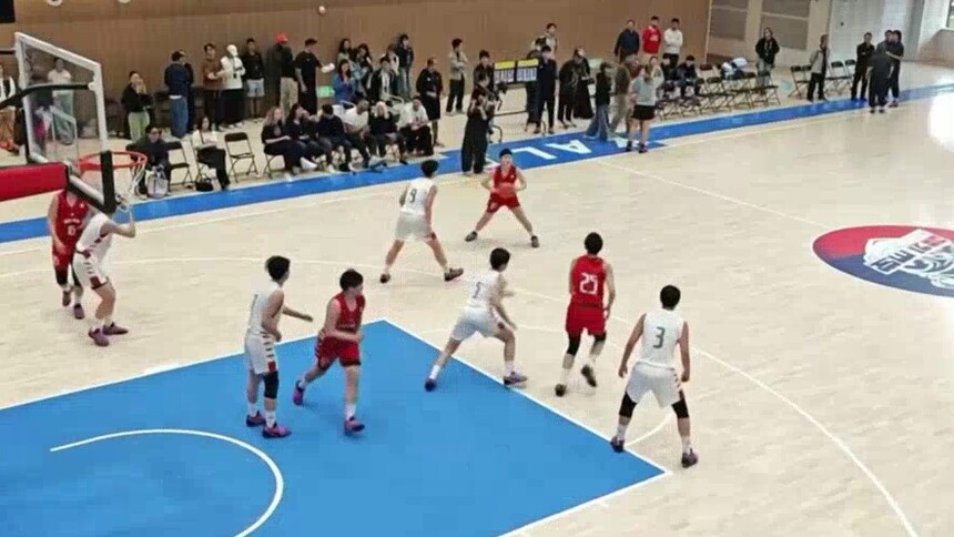 长沙雅礼中学：美国女职篮冠军队成员萨布丽娜 走进校园体育馆