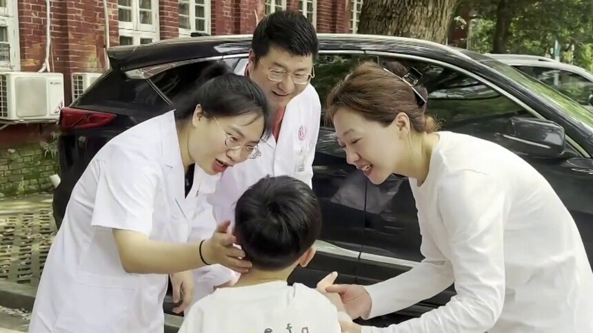 从大连到长沙 一场暖心的双向奔赴！ 宝妈带娃登门 跨越一年寻得相助恩人