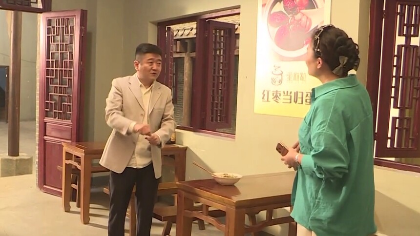 探班《逗霸街》！都市频道主播反差表演获老戏骨点赞：豪杰接地气、童鹤情绪拉满、明明自带喜感 三人各有亮点